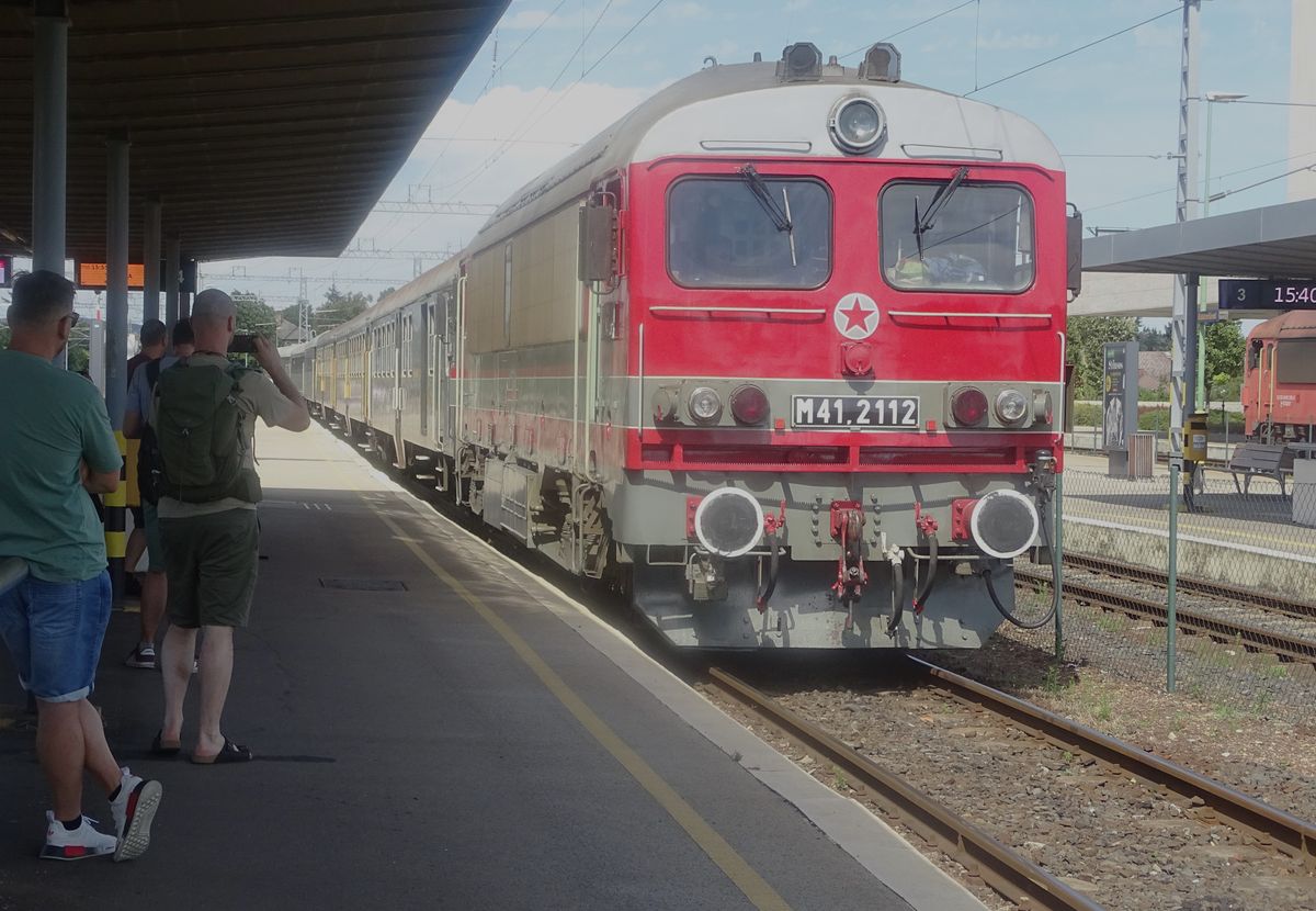 Csodálták, fotózták az eredeti fényezését visszakapott 2112-es "Csörgőt" Balatonfüreden