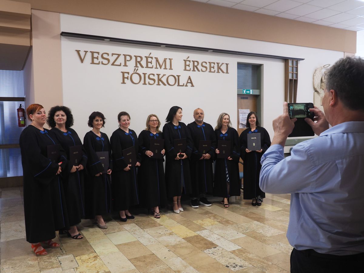 Diplomaátadó ünnepélyt rendezett a Veszprémi Érseki Főiskola július 6-án