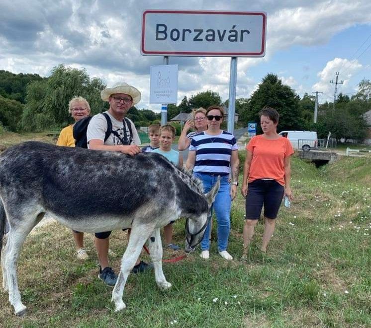 Már a falu határában többen fogadták Borzaváron Patrikot és Fülest