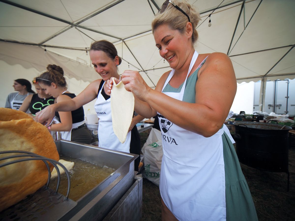 Hetven kiló lisztből készült lángos szombaton Porván a fesztiválozóknak