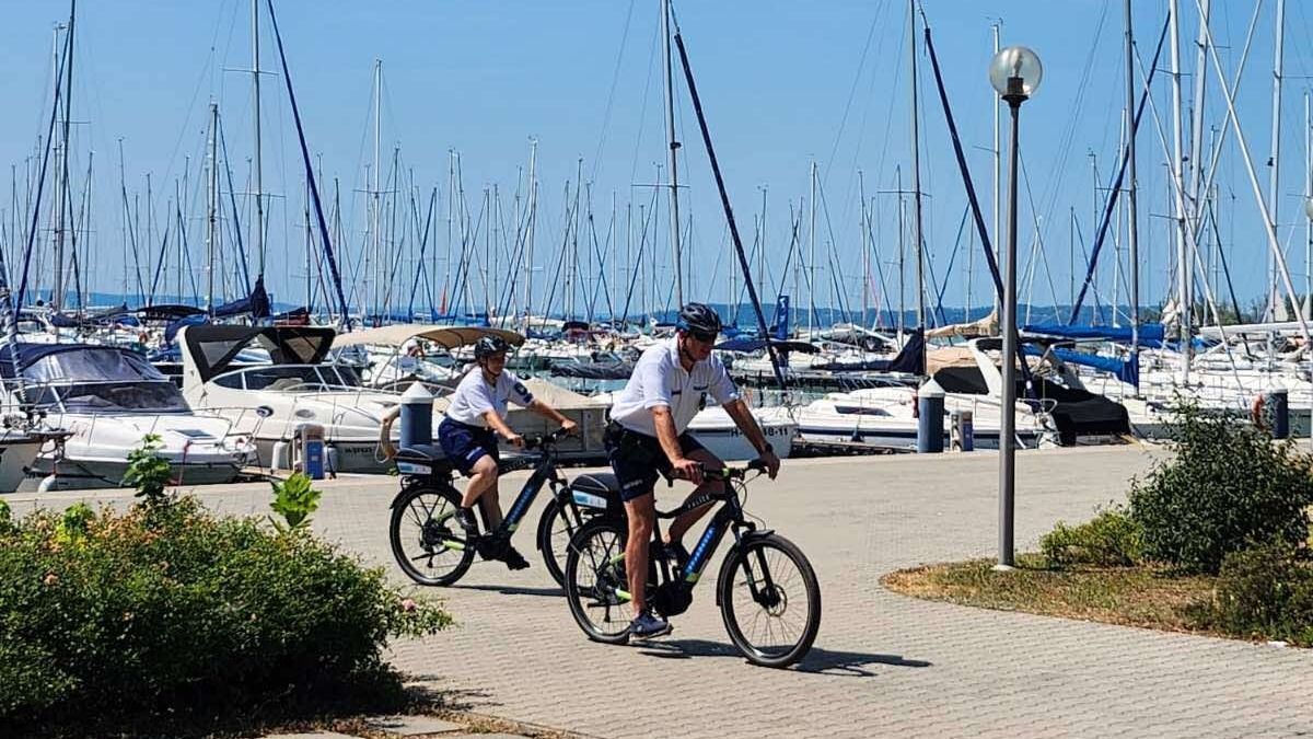 Kerékpáros rendőrök a Balatonnál