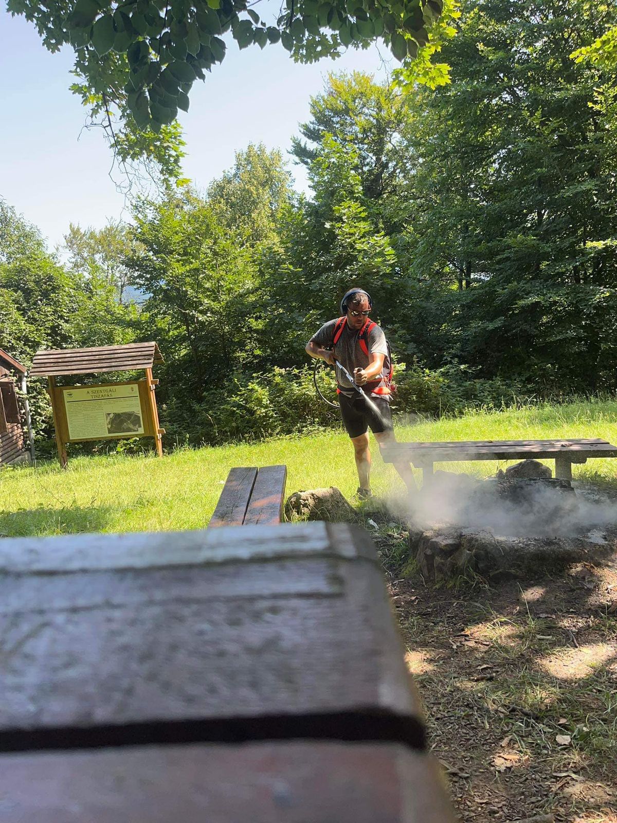 Libis Péter, egy lelkes hegyi futó puttonyfecskendővel oltotta a tábortűz még égő maradványait