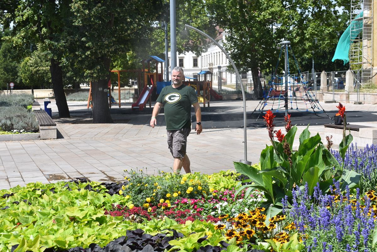 A Fő térre kihelyezett párkaput Harcos Attila rendszeresen igénybe veszi