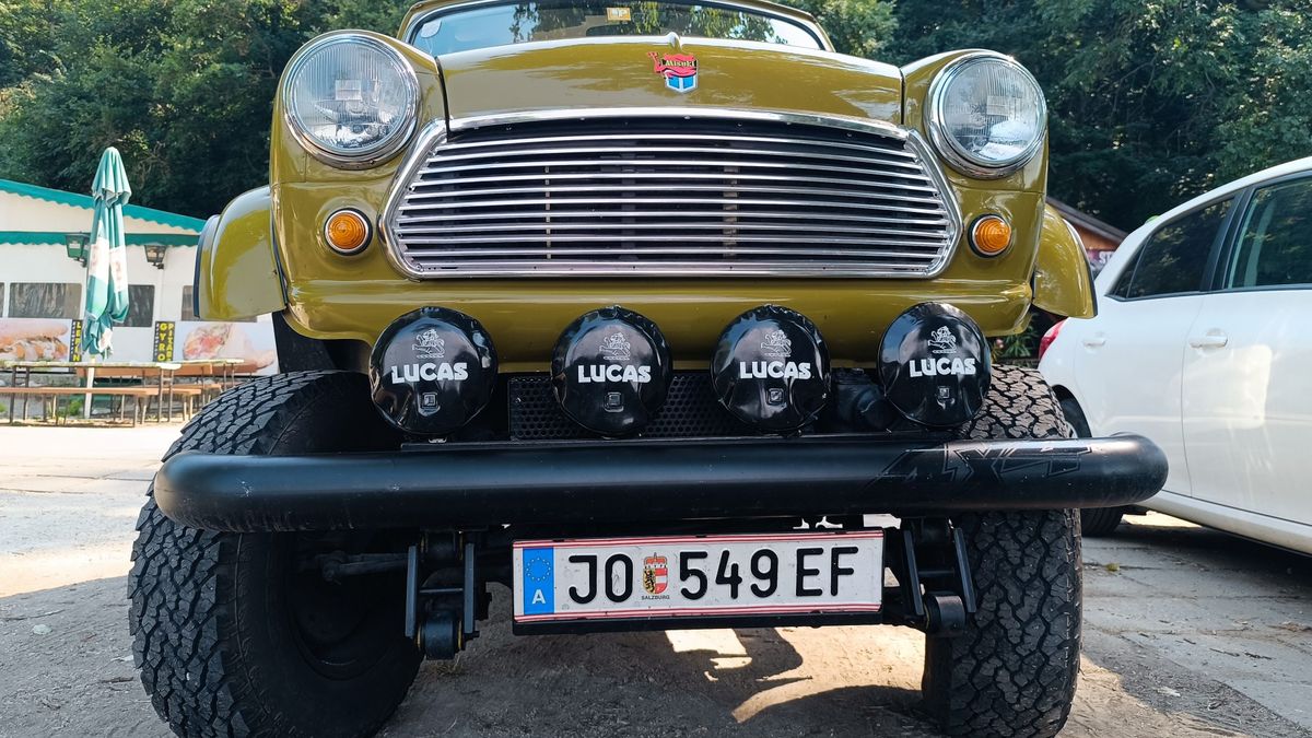 Egy Suzuki és Mini Morris szerelemgyereke strandolt a Balatonon
