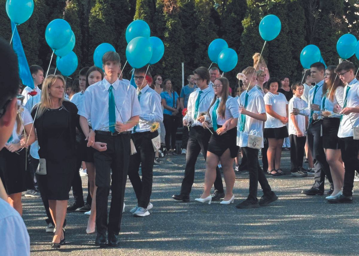 A Tapolcai Kazinczy Ferenc Általános Iskola nyolcadik osztályos tanulói utoljára sorakoztak fel az iskola udvarán