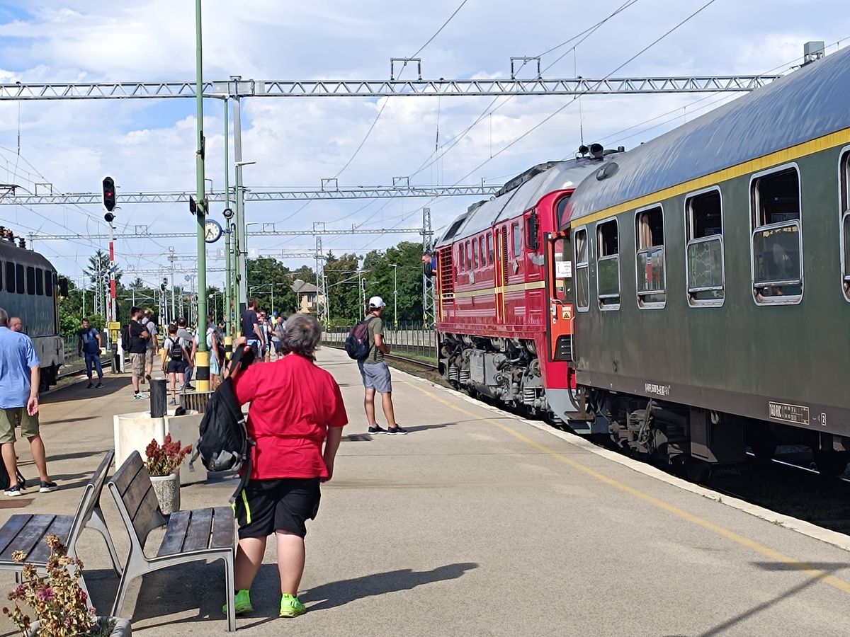 A Saxonia Express személyvonatot továbbított NDK-kocsikkal a parton, retró "Szergej" mozdony hozta-vitte