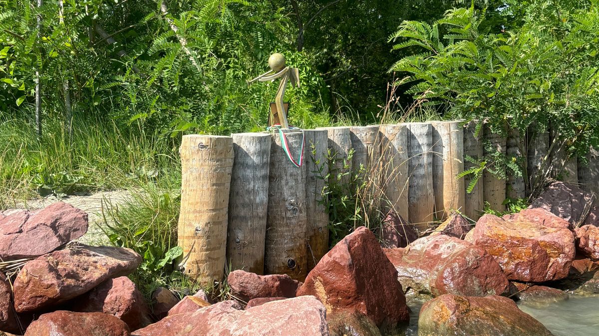 SUP-ról készítettünk felvételeket Balatonfűzfőn P. Kovács Péter különleges szobráról (képgaléria, videó)