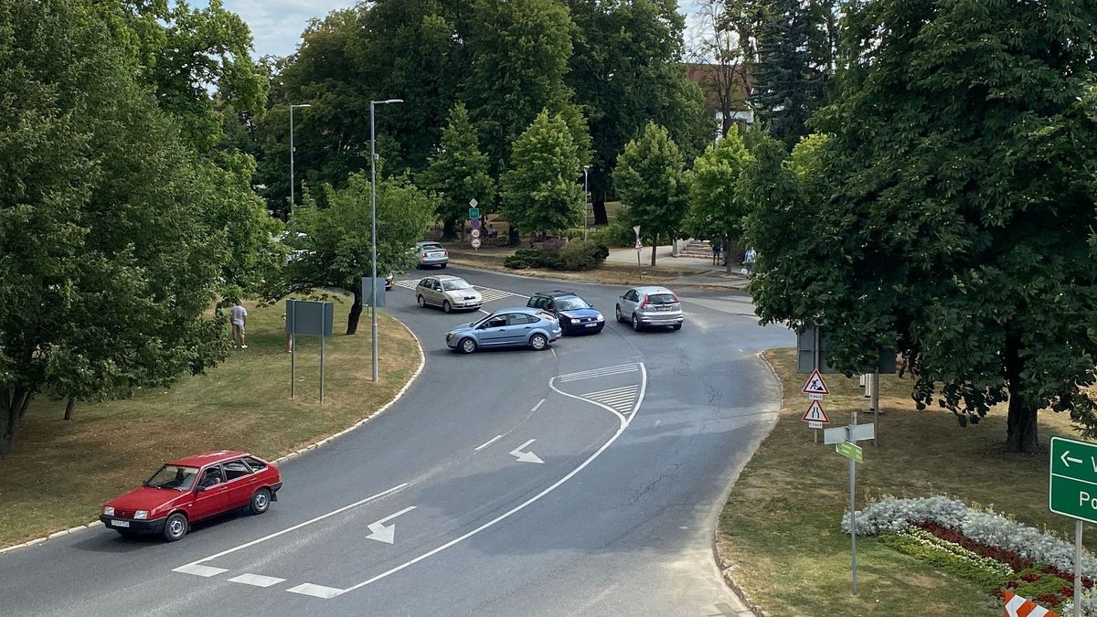 Keresztben áll egy személyautó Zirc központjában