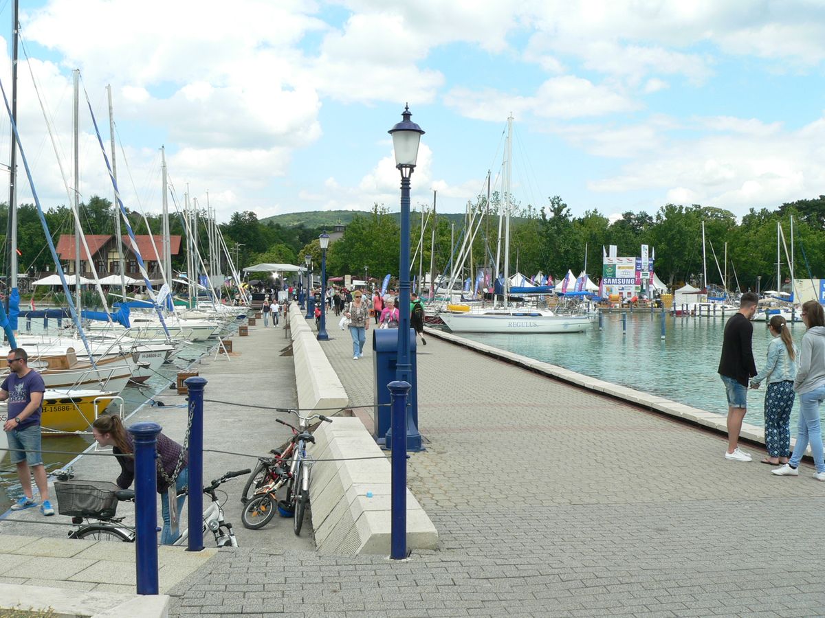 A Balaton környékén fővárosi árszinten cserélnek gazdát a lakóingatlanok, de vidéki nyaraláshoz van elérhetőbb megoldás