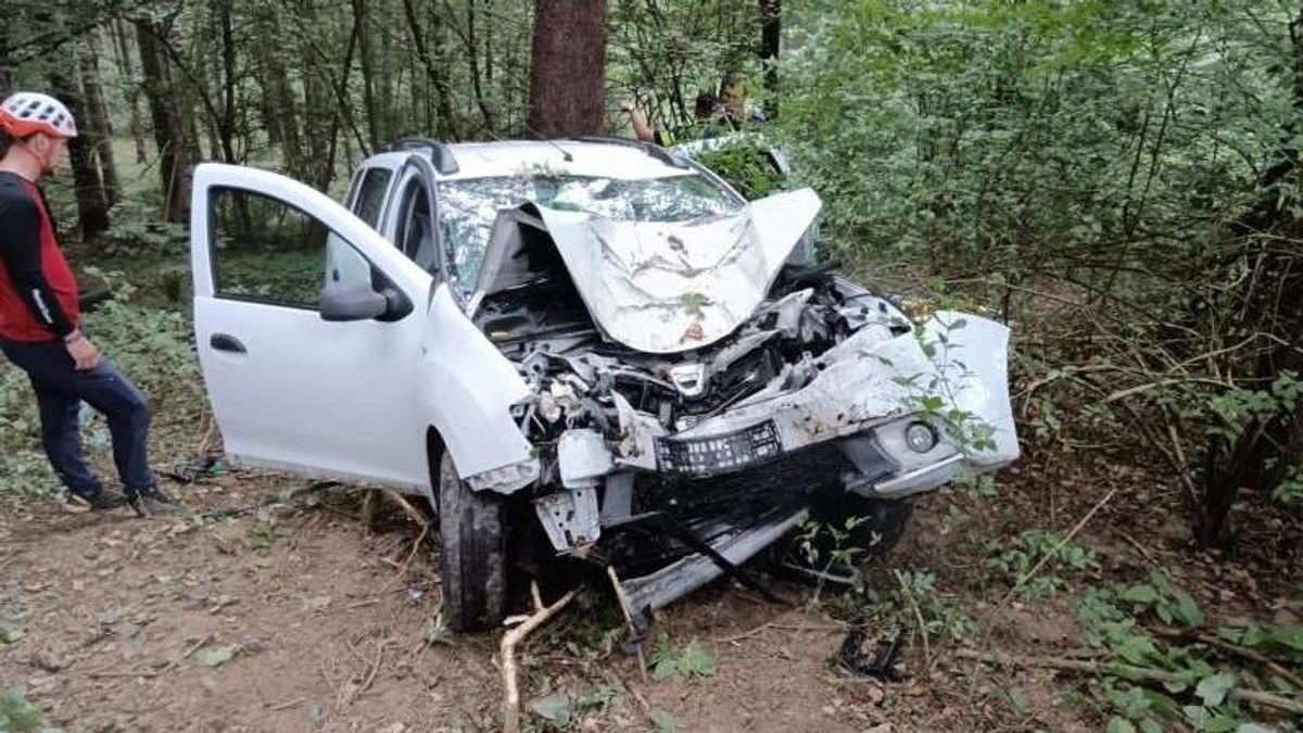 Szakadékba zuhant egy autó a székelyföldi Nyergestetőn, egy ember meghalt