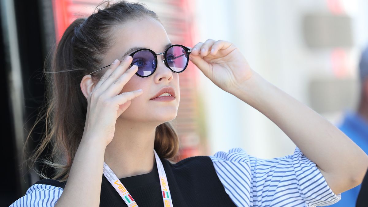 Palvin Barbi modell barátnőjét ölelgeti, a házasságáról pedig nem nyilatkozik