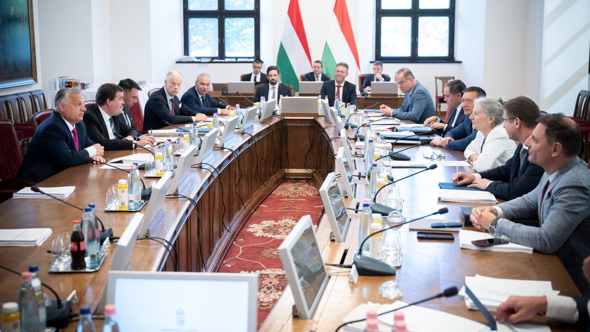 Fekete öves válságkezelő a magyar kormány