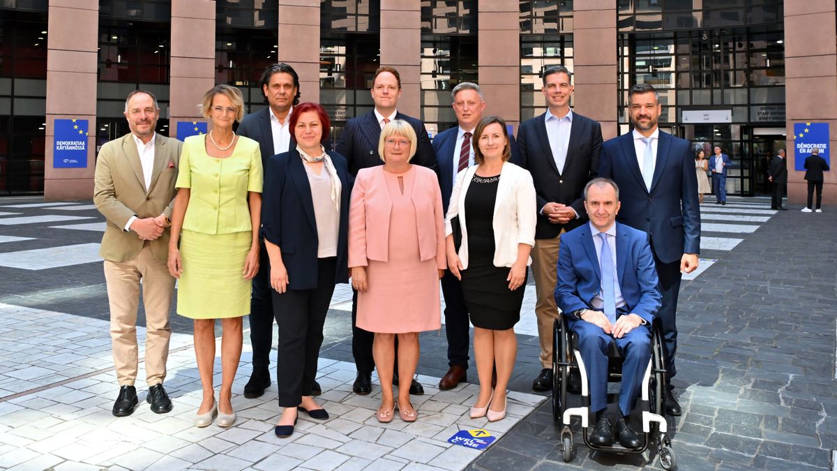 Patrióták Európáért EP-frakció Szekeres Pált jelöli háznagynak