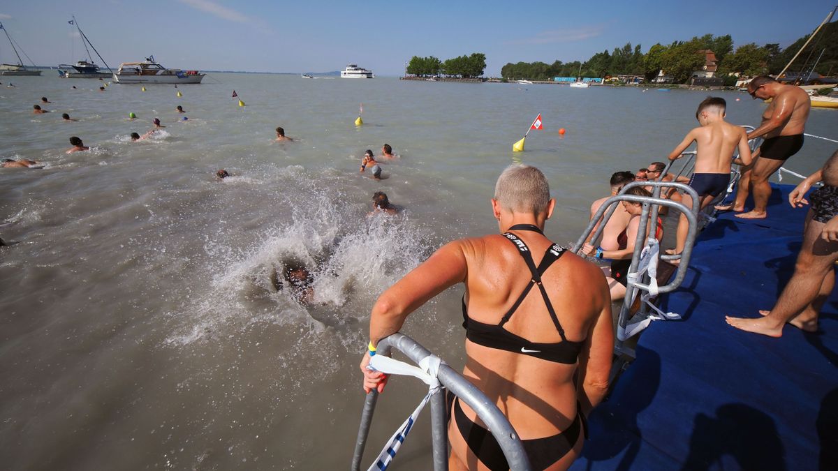 Veszély: meg kellett szakítani a Balaton-átúszást (képgaléria, videó)