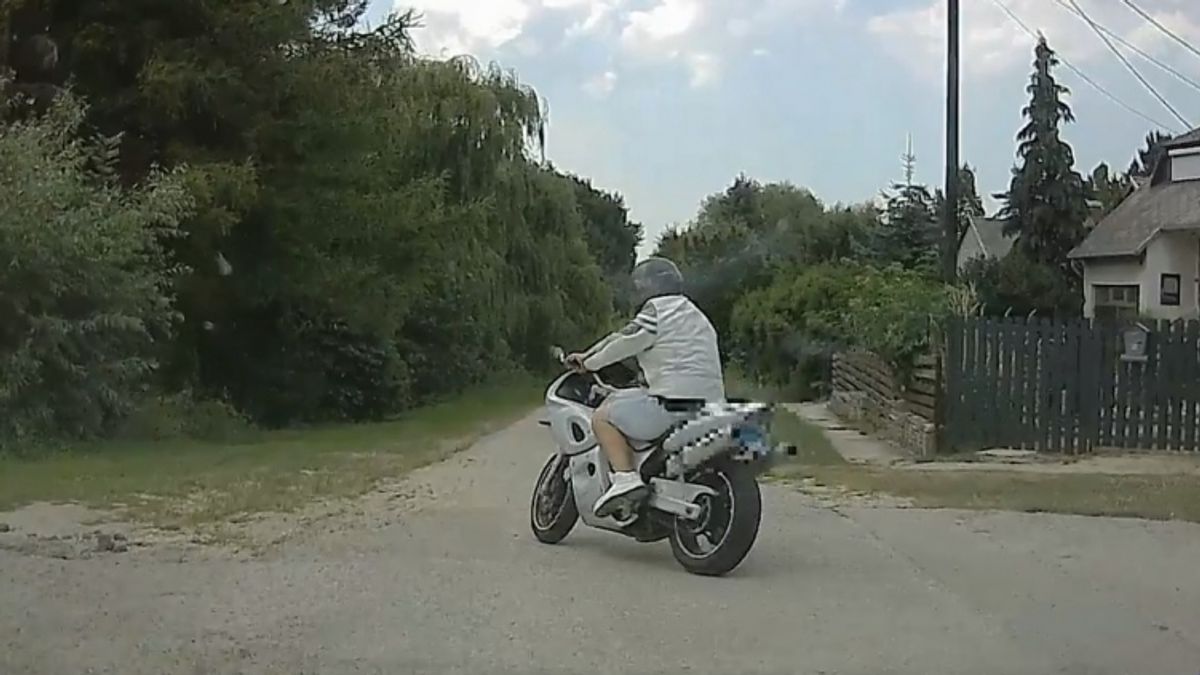 Bedrogozva száguldott motorjával