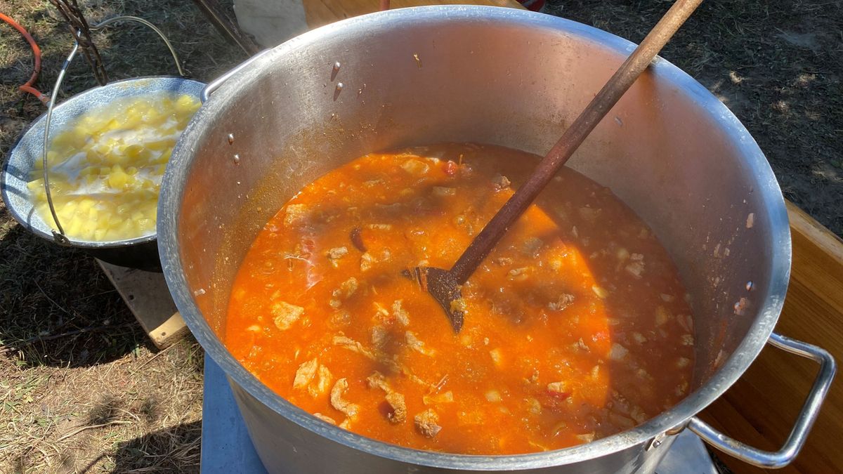 A téma a pörkölt – Konyhatündéreket és kuktákat vár a születésnapos bakonyi város az augusztusi kihívására