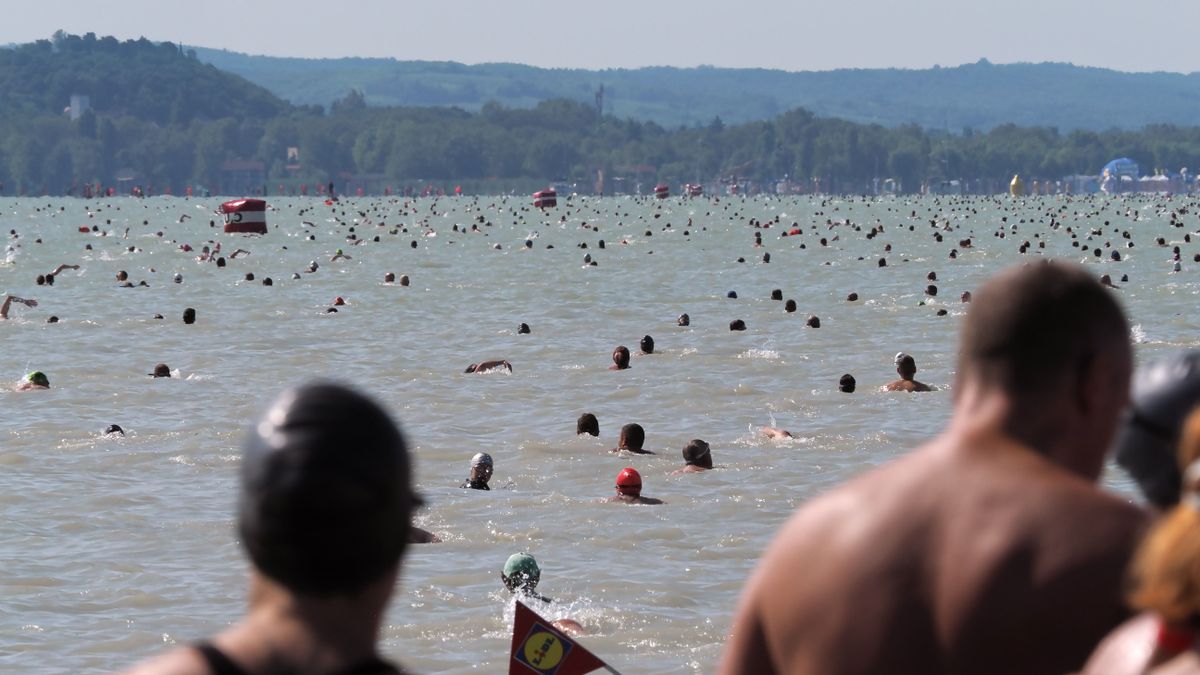 Vasárnap lesz a Balaton-átúszás