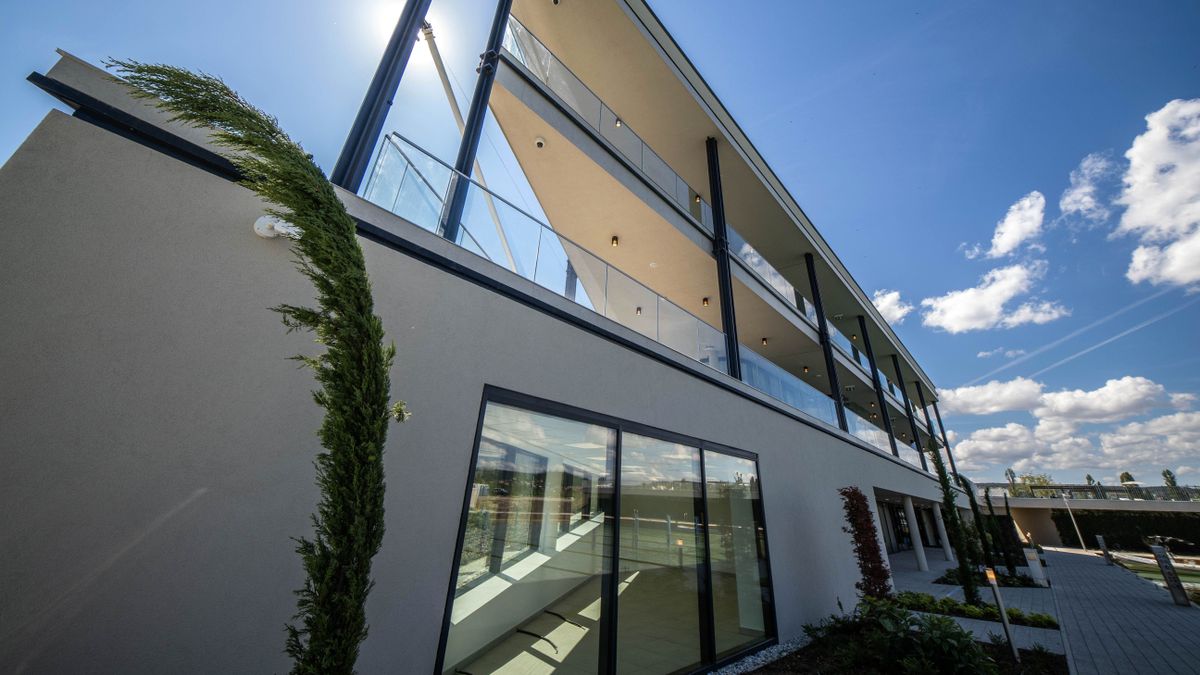Egyediség, elegancia: átadták az Ypsilon Yacht Clubot Alsóörsön (képgaléria, videó)
