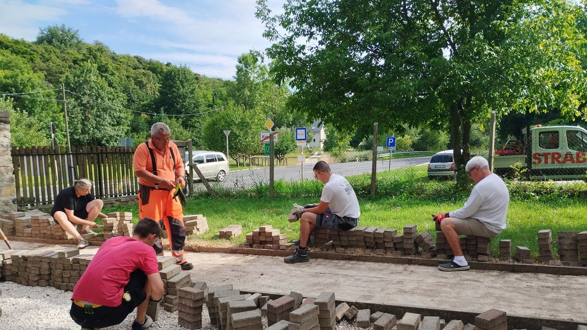 Összefogással újították fel a járdát
