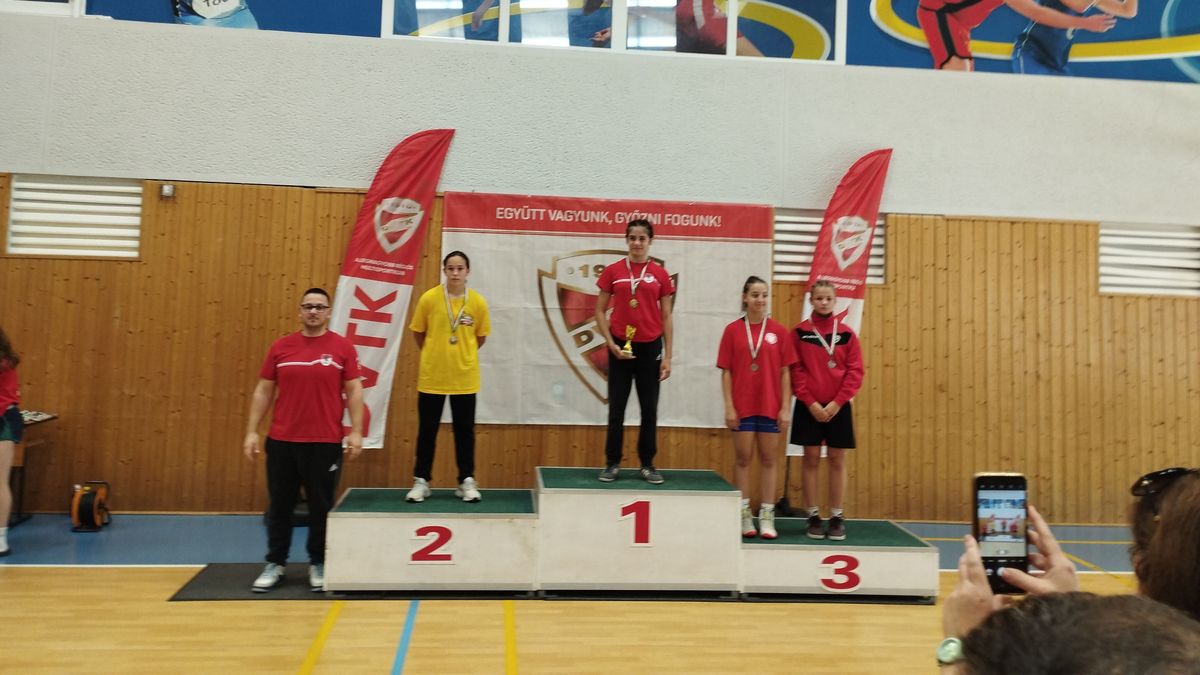 Bronzérem a fiatal ősi birkózólánytól