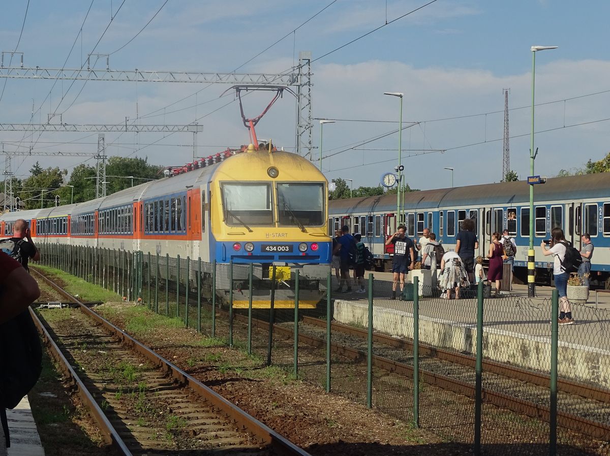 Nagy tömeg Balatonfüreden. Különösen hétvégékre jellemző