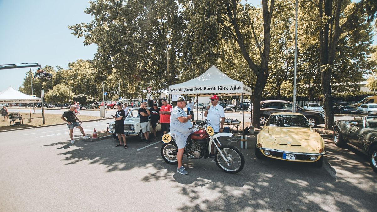 Veterán autó- és motorcsodák az ajkai sportpályán