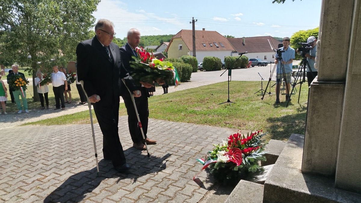 Koszorúzás a nemzetiségi hétvégén Ajkán