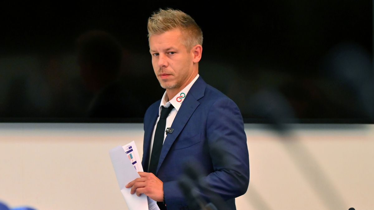 Magyar Péter kétszer is megütötte az őt videózó férfit