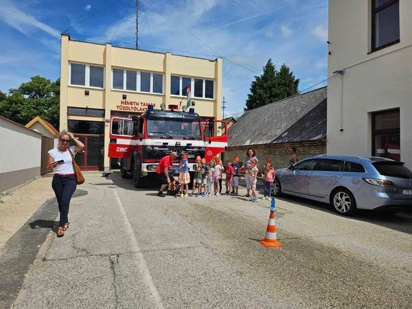 Táborozó gyerekek látogatták meg a Zirci Önkormányzati Tűzoltóságot