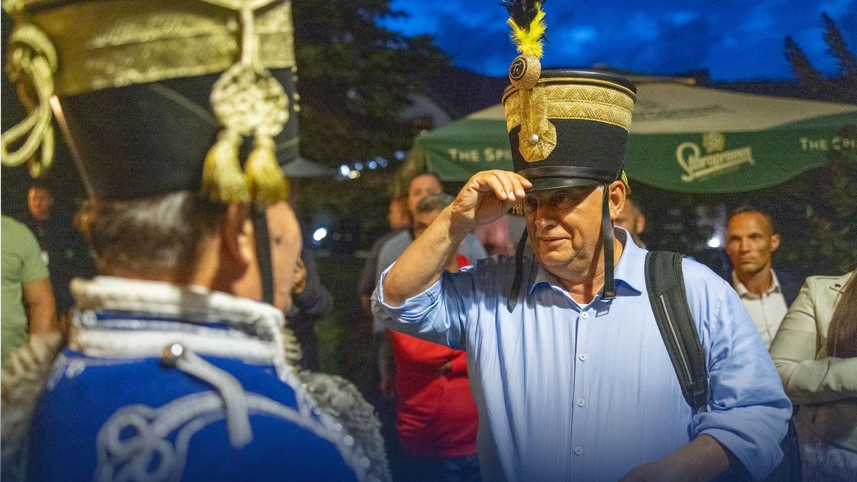 Orbán Viktor: huszáros fogadtatás Tusnádfürdőn (videó)