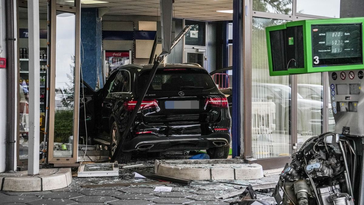 Lebontotta a benzinkutat egy 84 éves sofőr, a shopban állt meg az autójával