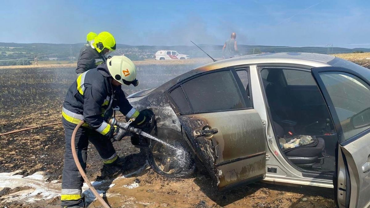 Duplán szerencsés autótűz a bakonyi lankán – Lángok a gabonatábla közepén