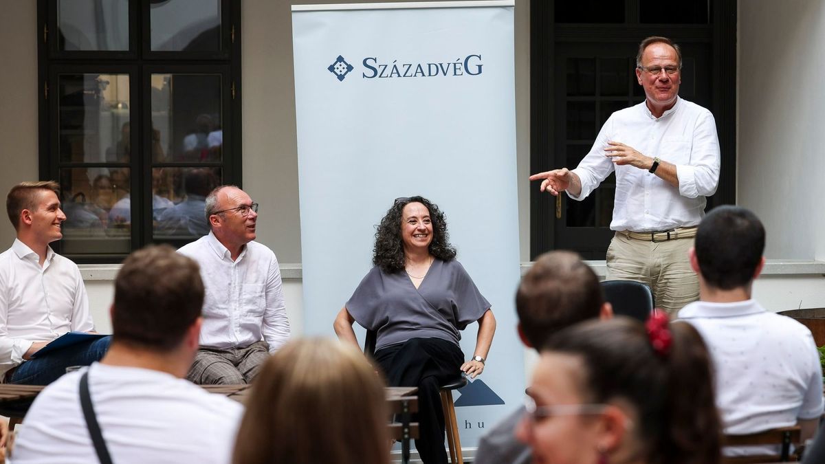 Elindult a Századvég első nyári egyeteme Veszprémben
