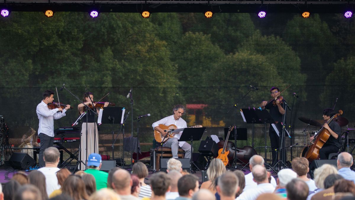 Jazz és más inspirációk - Snétberger Ferenc koncertje a veszprémi Jezsuita Templomkertben (galéria)