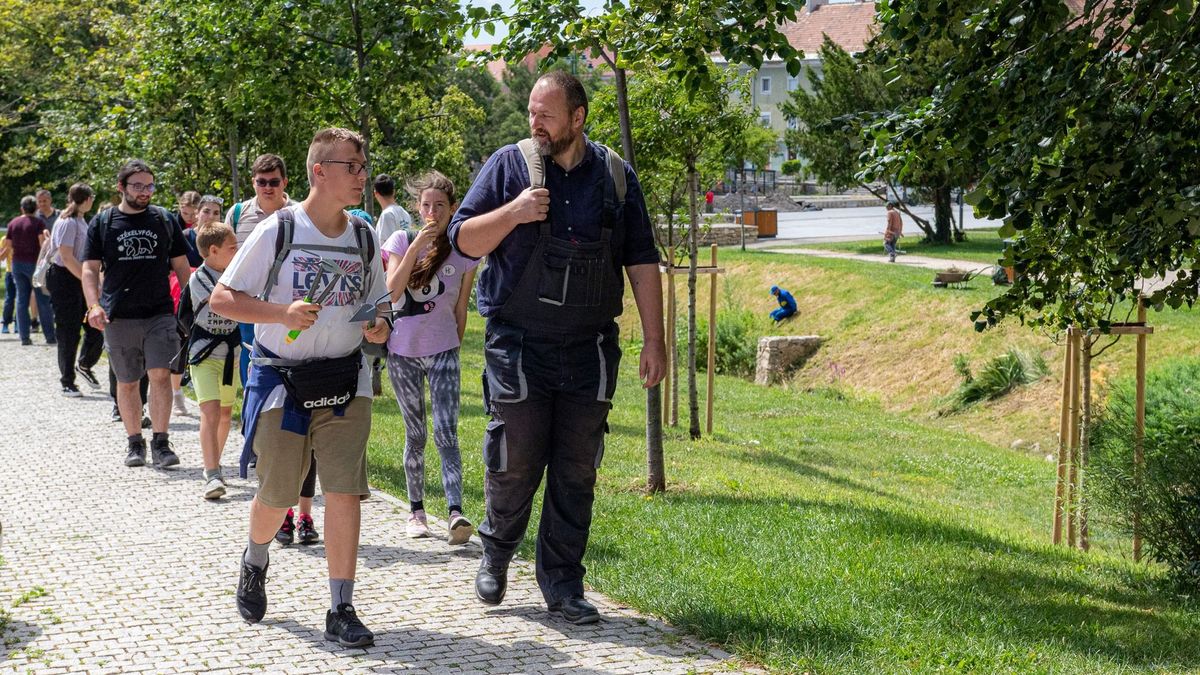 Önkéntes munkát is végeztek az ifjú városvédők