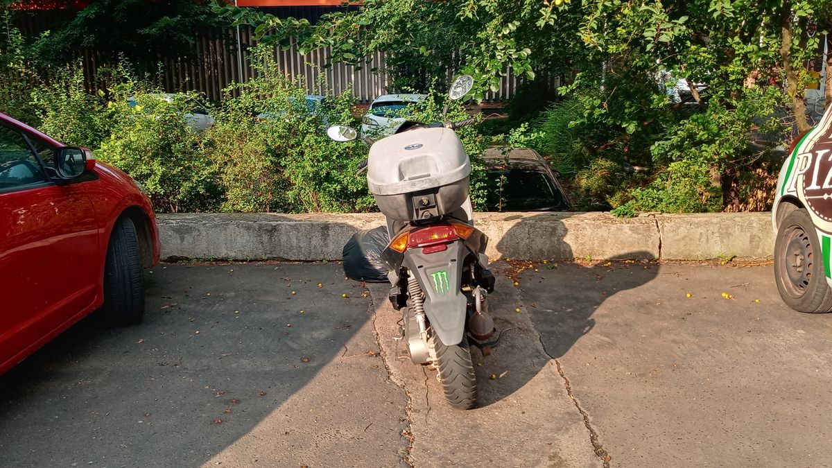 Motorral parkolni – szabályos így, vagy nem?