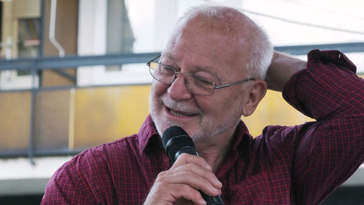 Így készülnek Géczi János dekollázsai