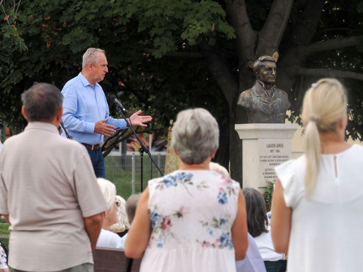 Méltó helyen állítják fel a szobrot – hangsúlyozta Kontrát Károly