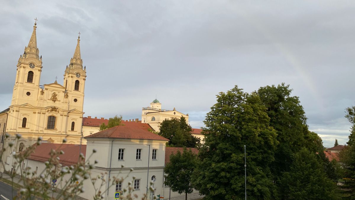 Szivárványkapu íve a Zirci Ciszterci Apátság fölött