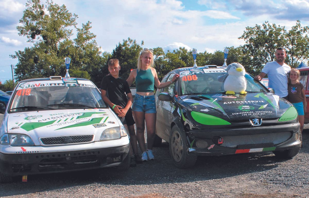 A család az egyik versenyen, a két rallycross autójukkal