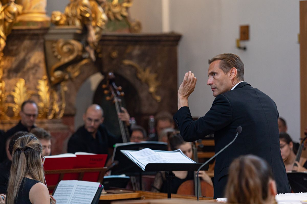 Händel Messiása – Felix Mayer vezényelt a tavalyi koncerten is a bakonybéli monostor templomában