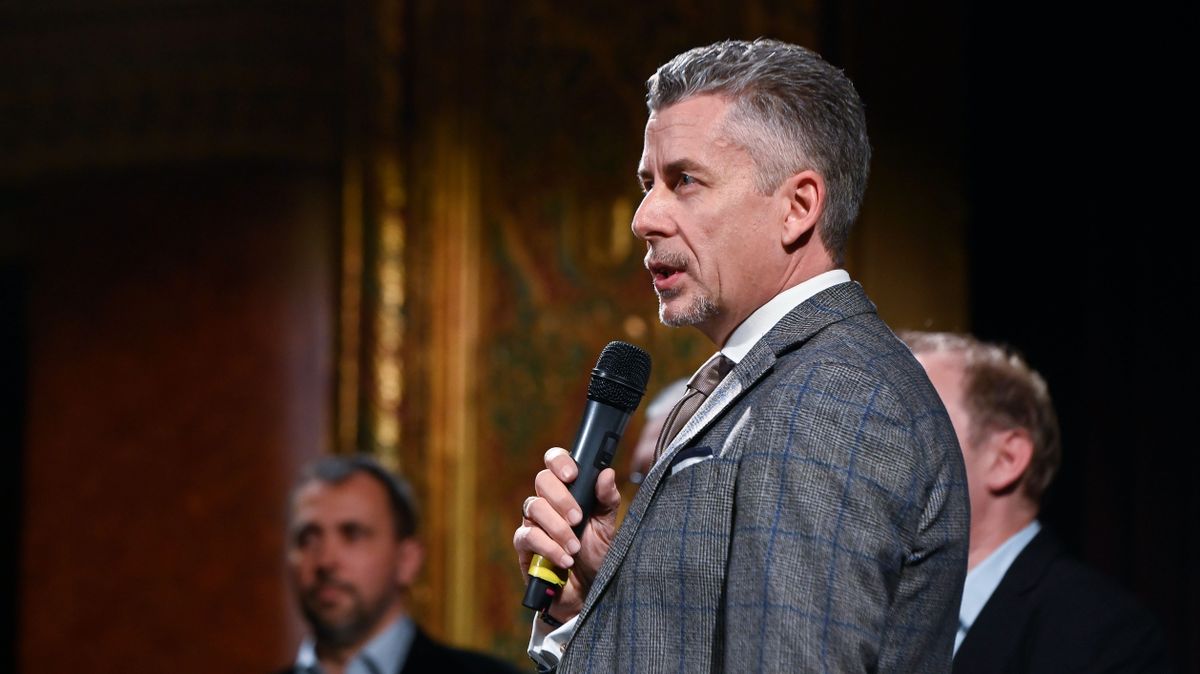 Rákay Philip: nem csoda, ha úgy érzi az ember, hogy megőrült a világ