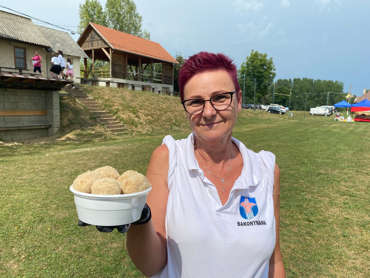 Valler Erika, az egyik önkéntes, aki a nánai gombócok tálalásában segített