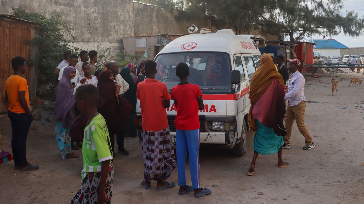 Rengeteg áldozata van egy mogadishui strandon elkövetett terrortámadásnak (videó)