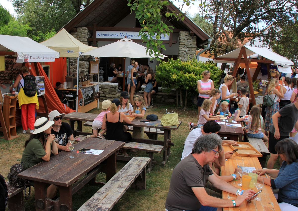 Az Éltető Balaton-felvidékért Egyesület idén tizennegyedik alkalommal nyitották meg az "Éltető Völgy"-et Kapolcson, a Művészetek völgyében. Ezúttal sok érdekességgel, programmal várták az érdeklődőket a közösségépítés jegyében