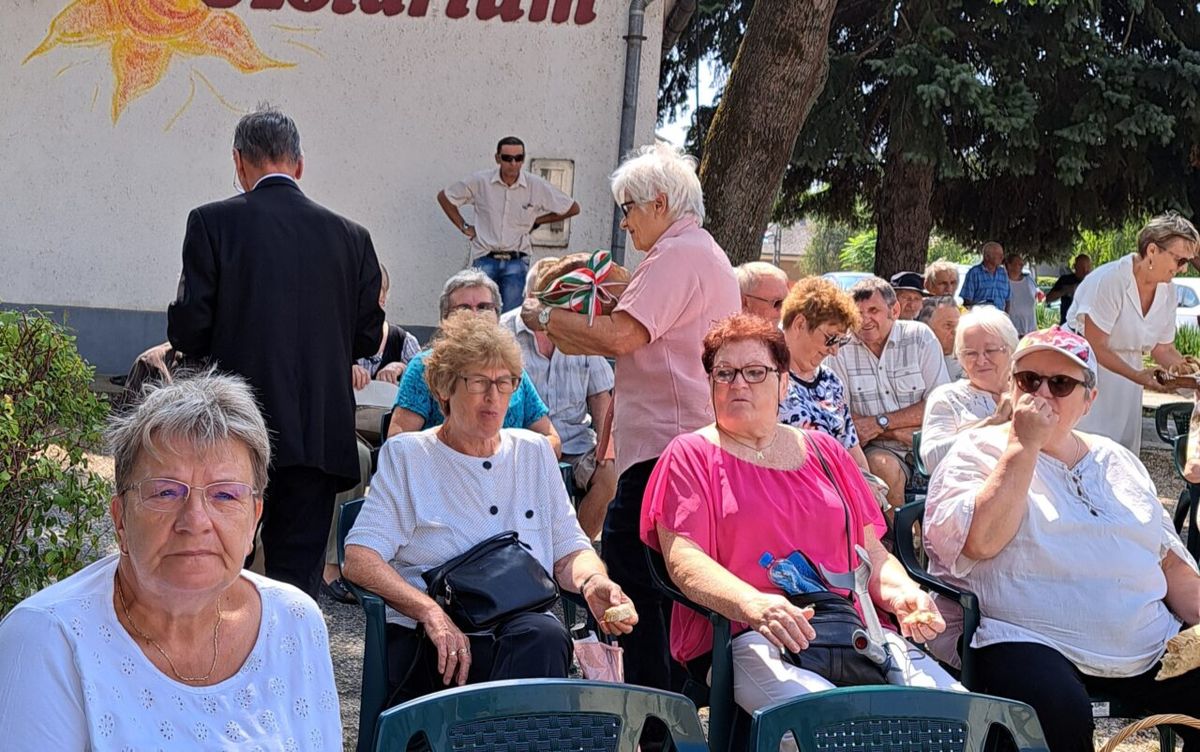 Dusicza Ferenc megáldotta, Pergő Margit megszegte az új kenyeret