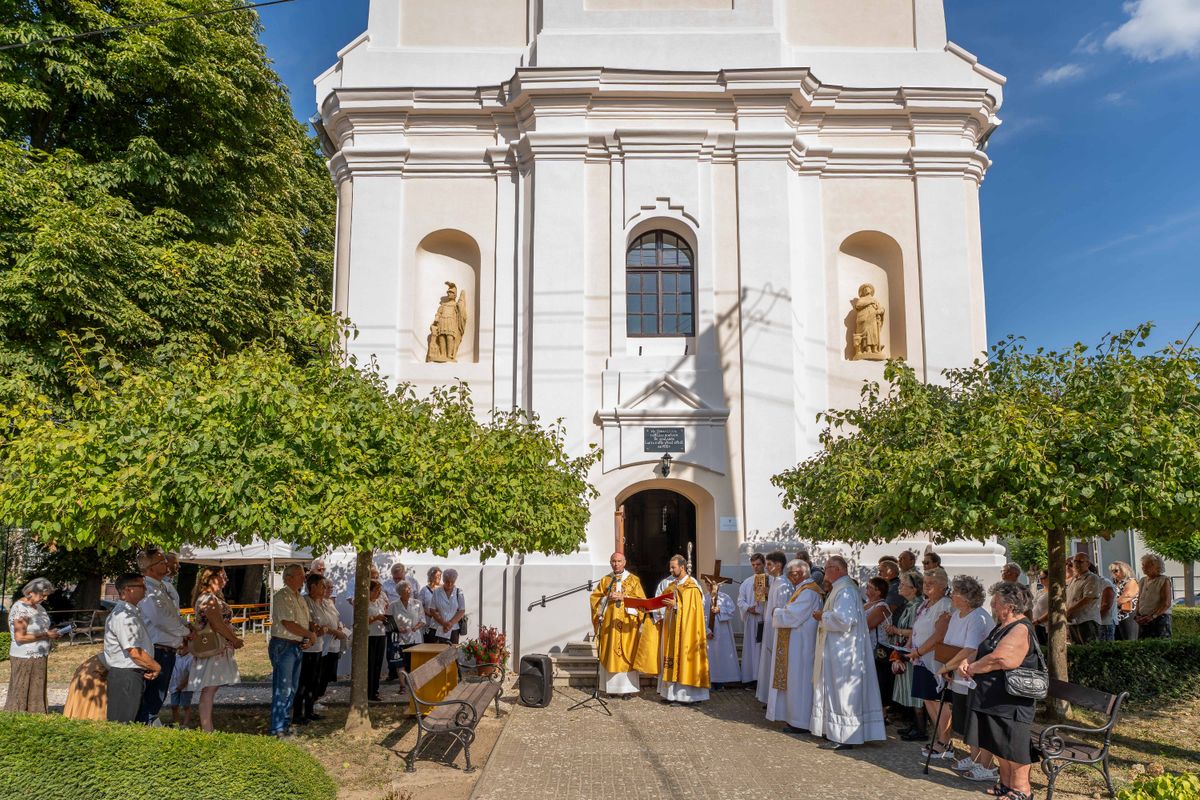 Teljesen megújult külsőleg a zalabéri Szentháromság-templom