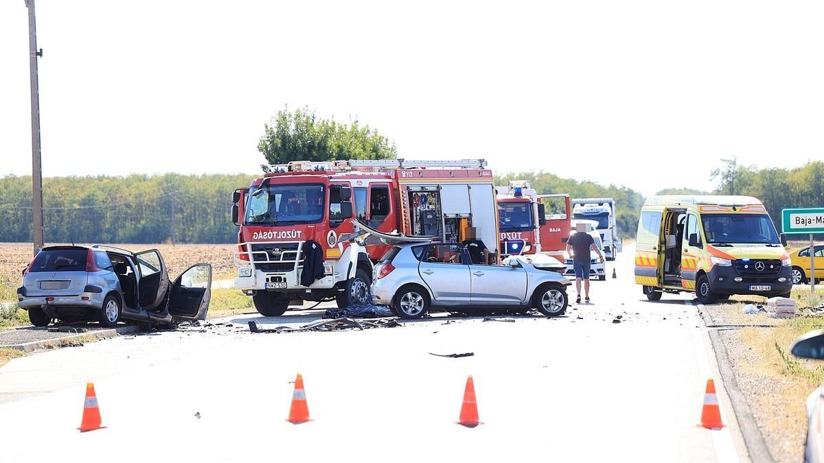 Frontálisan ütközött két autó Bajánál, mindenki meghalt
