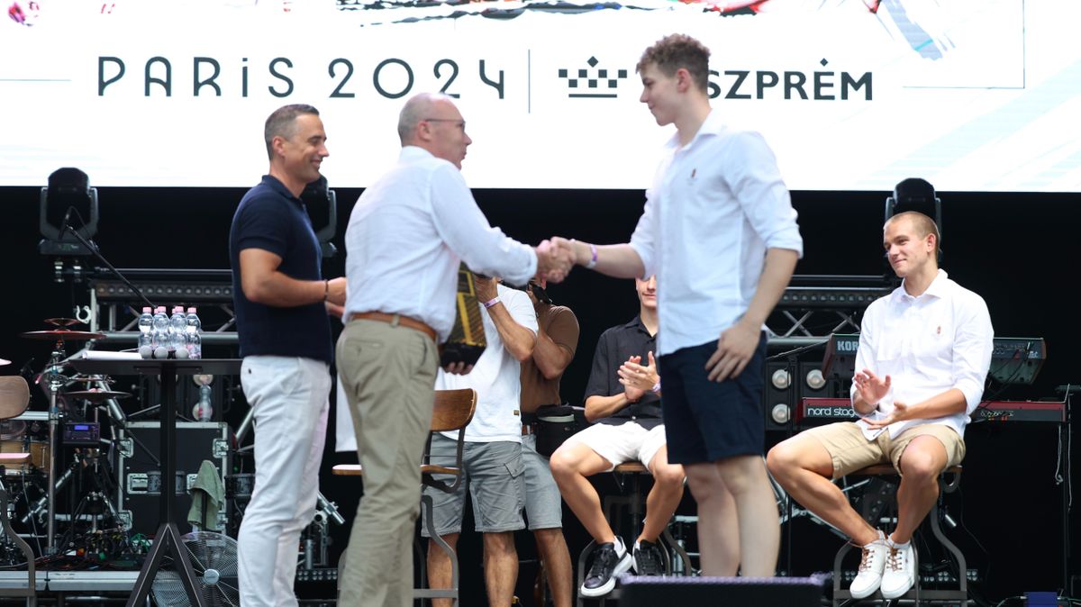 Veszprémi úszókirályok: több ezren köszöntötték Rasovszky Kristófékat (galéria)