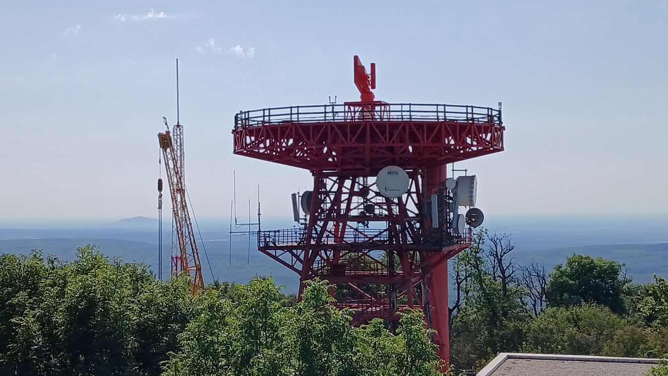 The new radar has been installed on the top of Kőris, and soon a white sphere will mark the highest point of Bakony again (on-site photos)